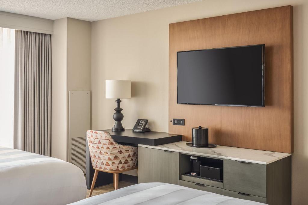 San Diego Marriott Mission Valley - Sala De Reina Con Dos Camas Queen, Balcón Y Vista De La Ciudad