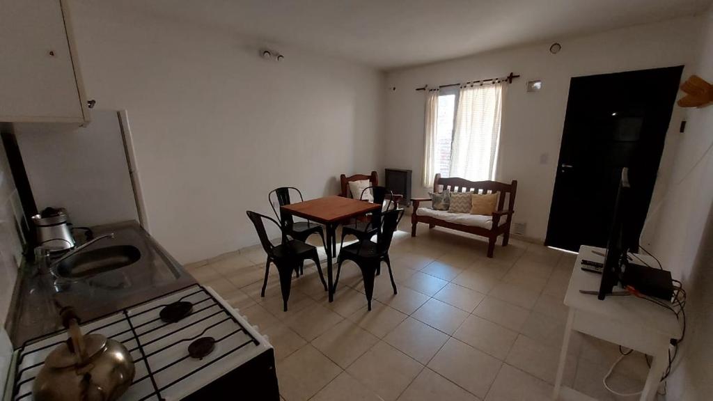 uma cozinha e sala de jantar com mesa e cadeiras em Departamento Chos Malal em Chos Malal