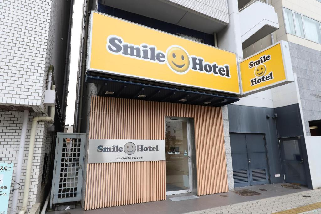 Smile Hotel Osaka Tennoji في أوساكا: علامة الفندق على واجهة المبنى