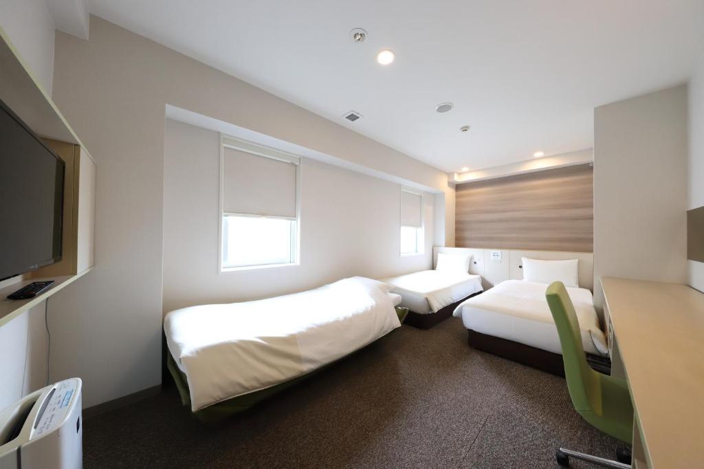Postel nebo postele na pokoji v ubytování Smile Hotel Osaka Tennoji