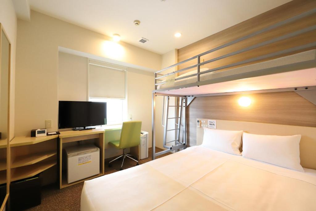 Postel nebo postele na pokoji v ubytování Smile Hotel Osaka Tennoji