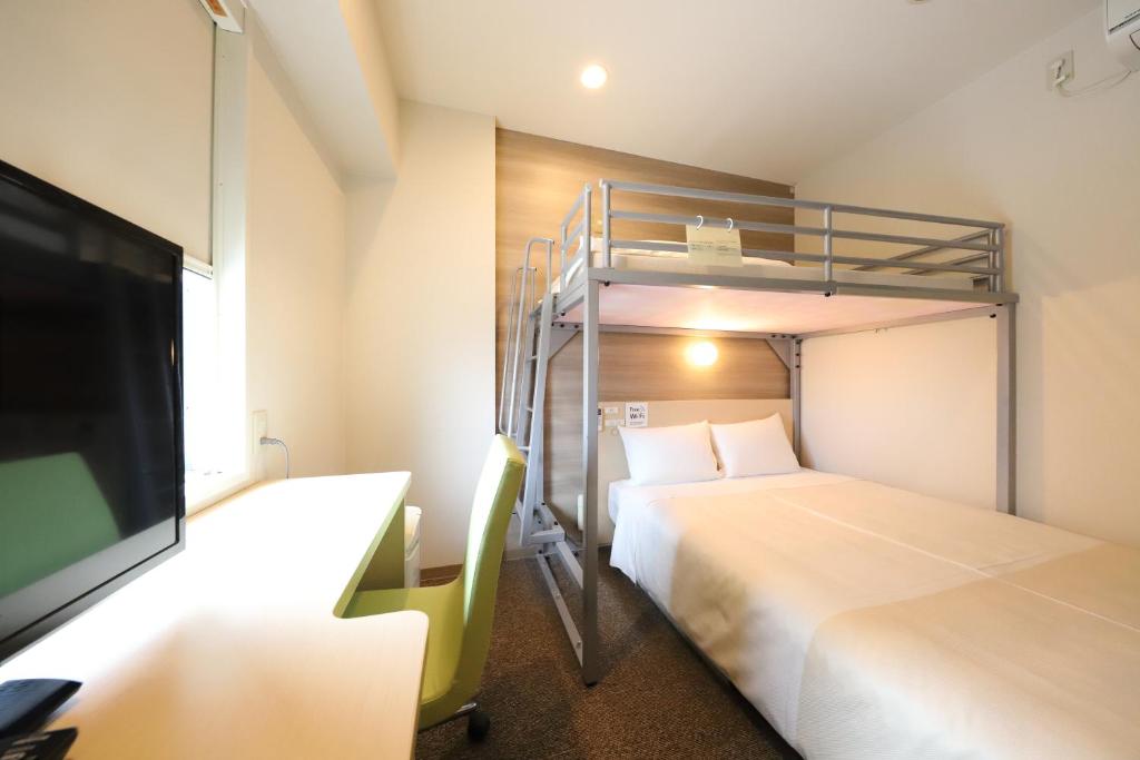 Postel nebo postele na pokoji v ubytování Smile Hotel Osaka Tennoji
