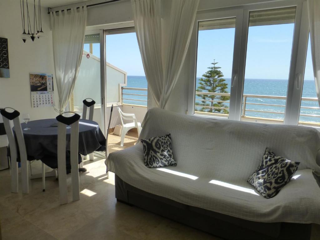 salon z kanapą i stołem w obiekcie 1 Bedroom Penthouse On Front Line Of The Beach w mieście Roquetas de Mar