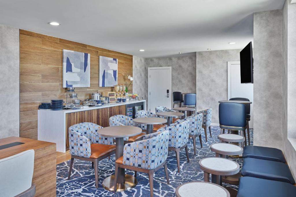 TV a/nebo společenská místnost v ubytování Sheraton Hotel Stonebriar
