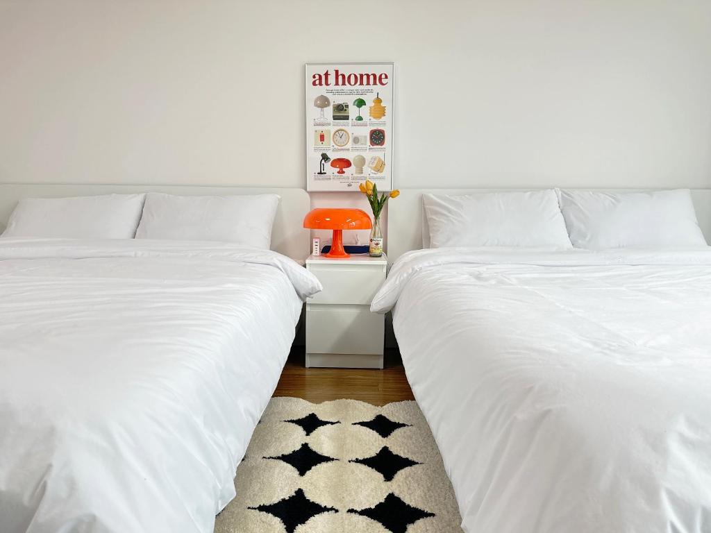 首爾的住宿－ChaenHaus，卧室内两张并排的床