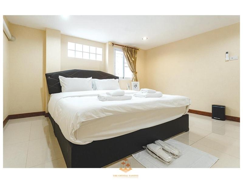 1 dormitorio con 1 cama grande y toallas. en The Crystal Ranong No201, en Ban Lum Than