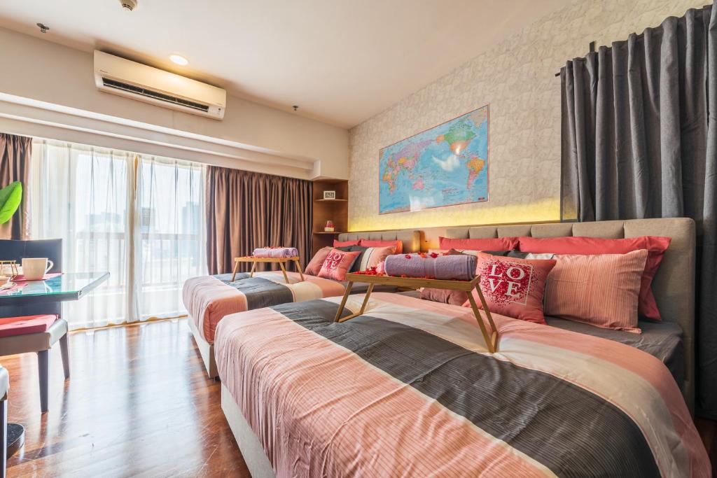 um quarto de hotel com três camas num quarto em Lagoon View 6pax Homestay at Sunway Resort Suites em Petaling Jaya