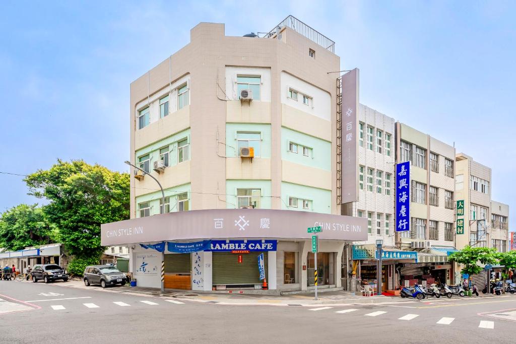 a building on the corner of a city street at 澎湖百慶旅店 l 電梯 in Magong