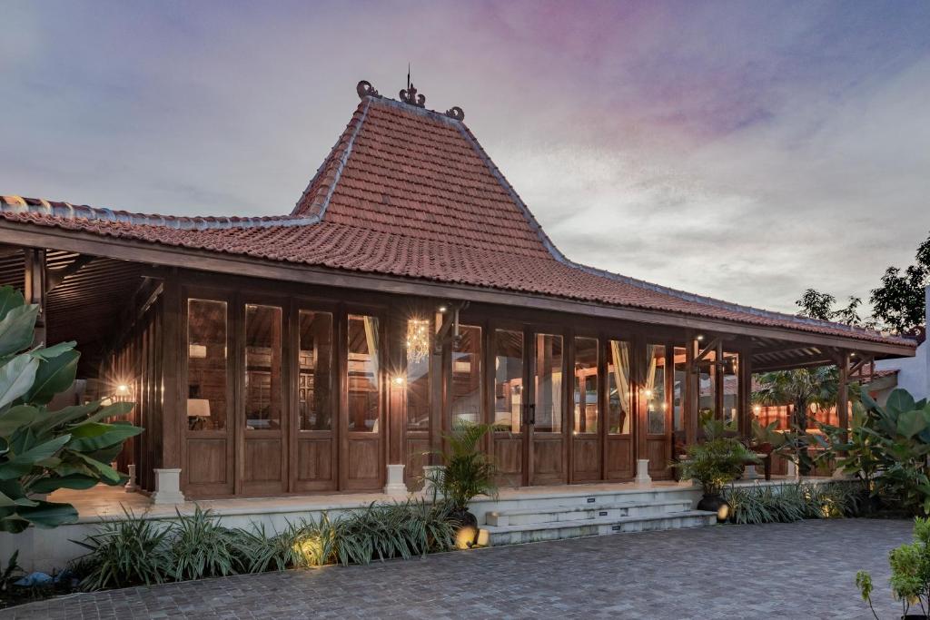 budynek z dachem wyłożonym kafelkami w obiekcie Gria Kerten w mieście Surakarta