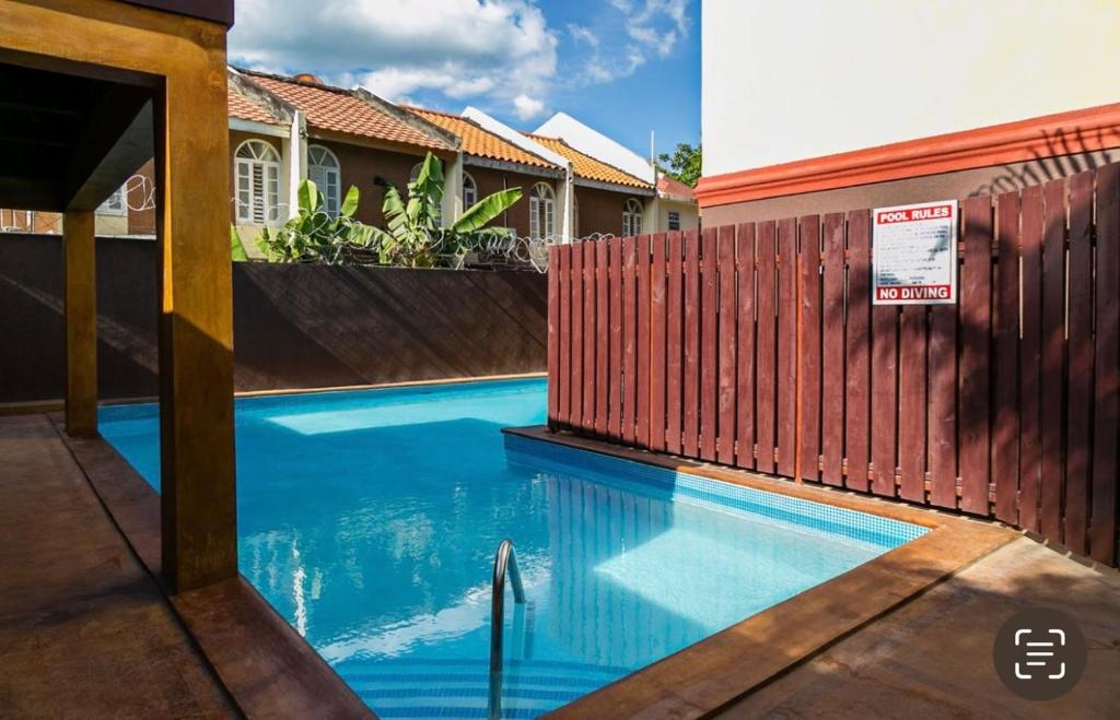 Bazén v ubytování Metcalfe Luxury One Bedroom Suite nebo v jeho okolí
