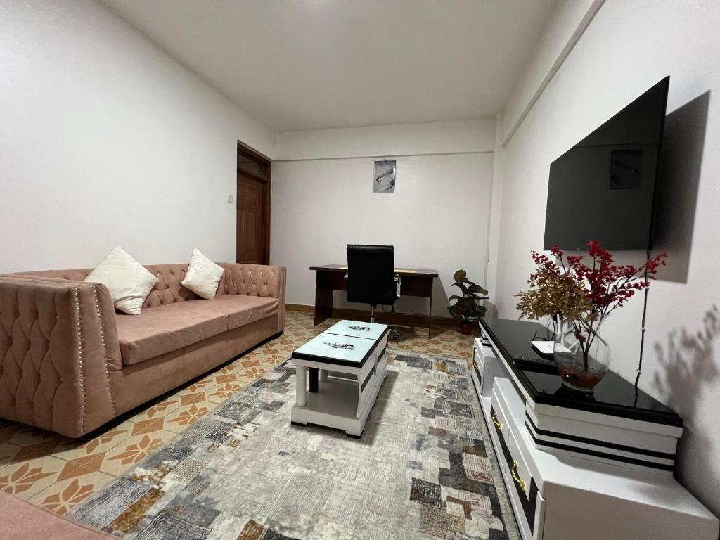 Silva-Mindvalley في ناكورو: غرفة معيشة مع أريكة وطاولة