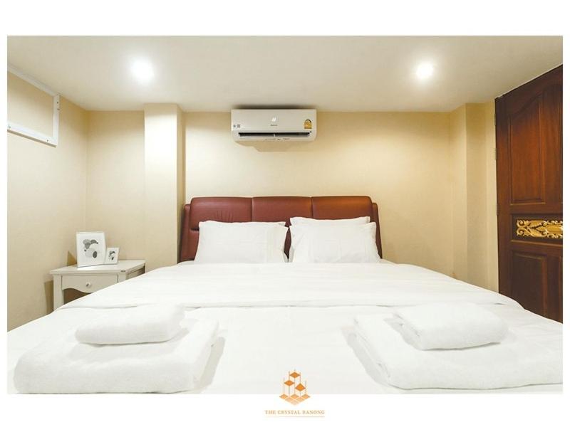 sypialnia z dużym białym łóżkiem z 2 poduszkami w obiekcie The Crystal Ranong No202 w mieście Ban Lum Than