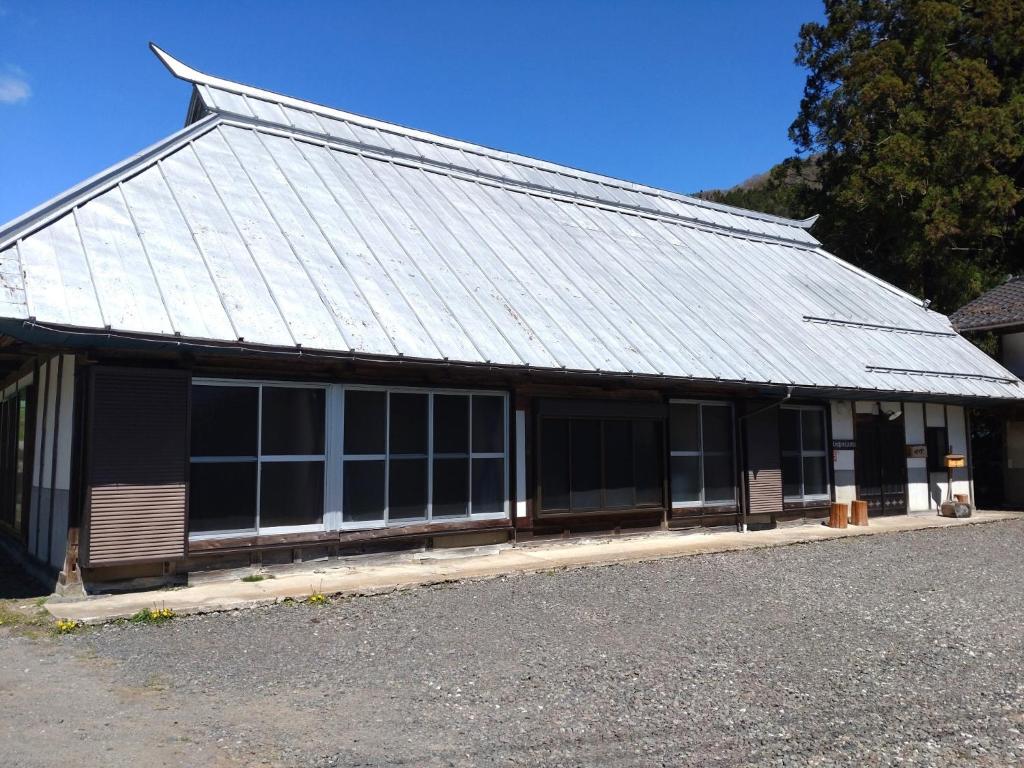 um edifício com um telhado de metal na lateral em Yubitoya - Vacation STAY 32569v em Kawaba