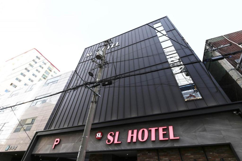 仁川にあるSL Hotelの目の前にホテルの看板が表示されている建物