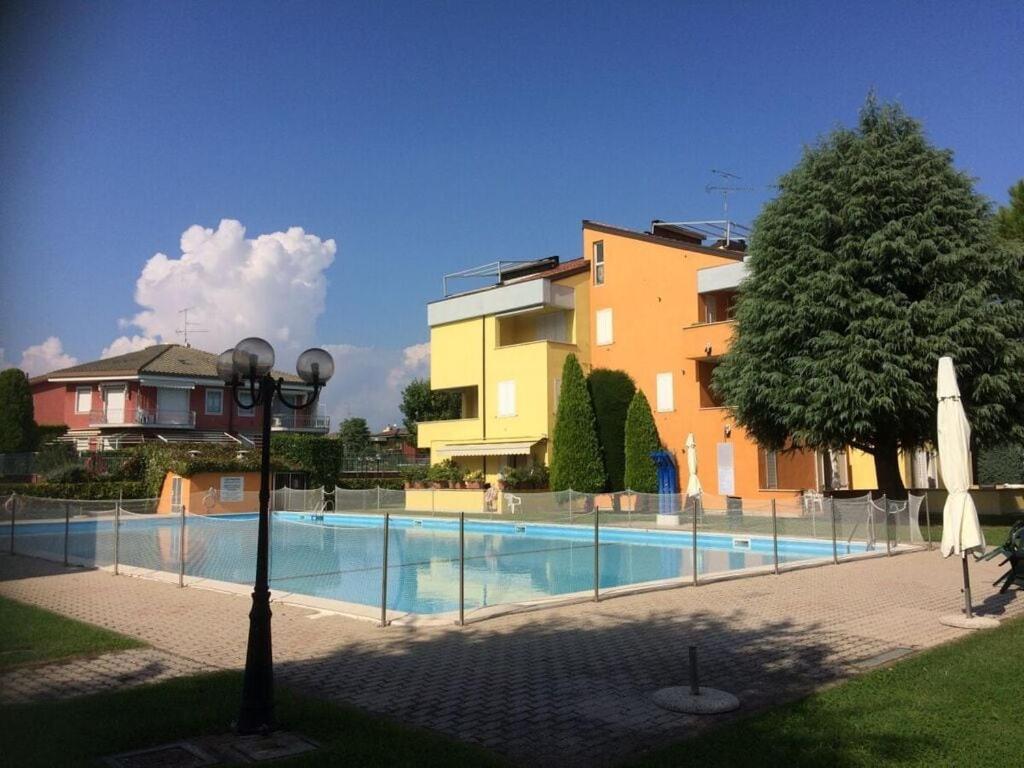 une grande piscine en face d'un bâtiment dans l'établissement Garden Ville Comfortable holiday residence, à Sirmione