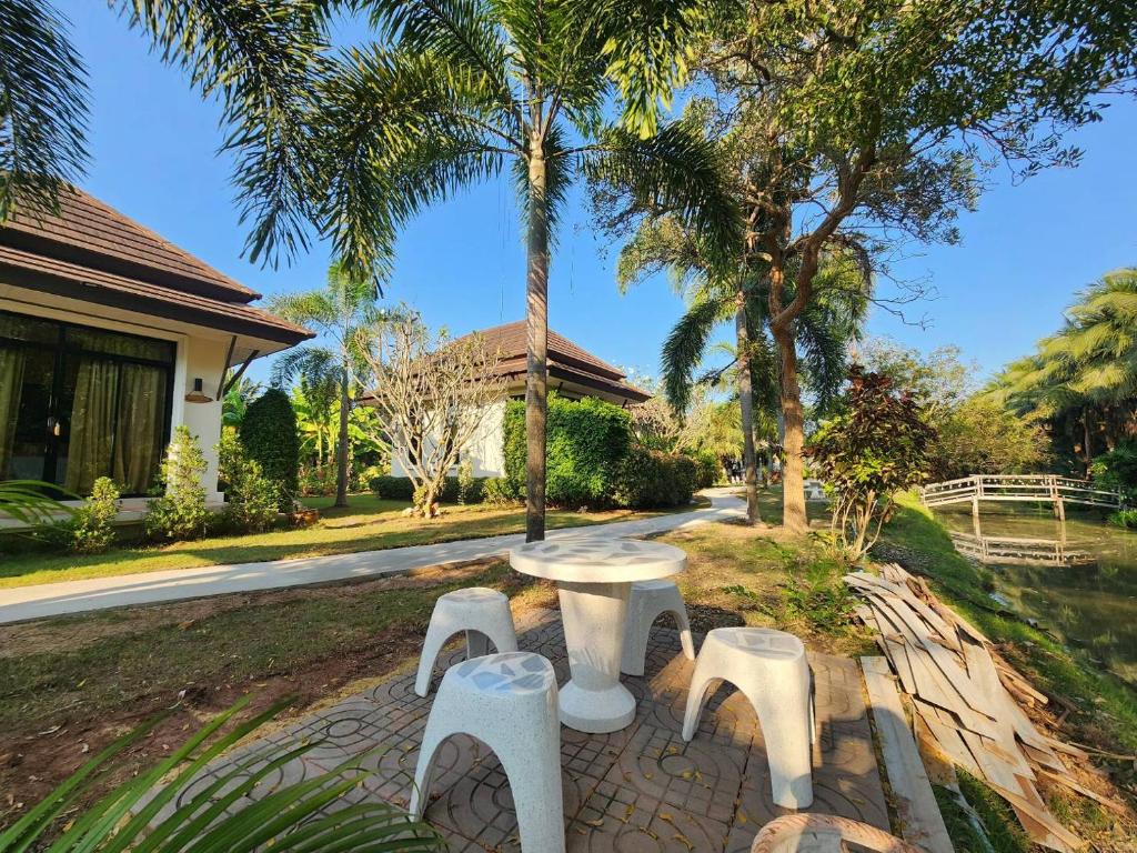 ダムヌーンサドゥワックにあるBaan Klong Resortの公園内のピクニックテーブル