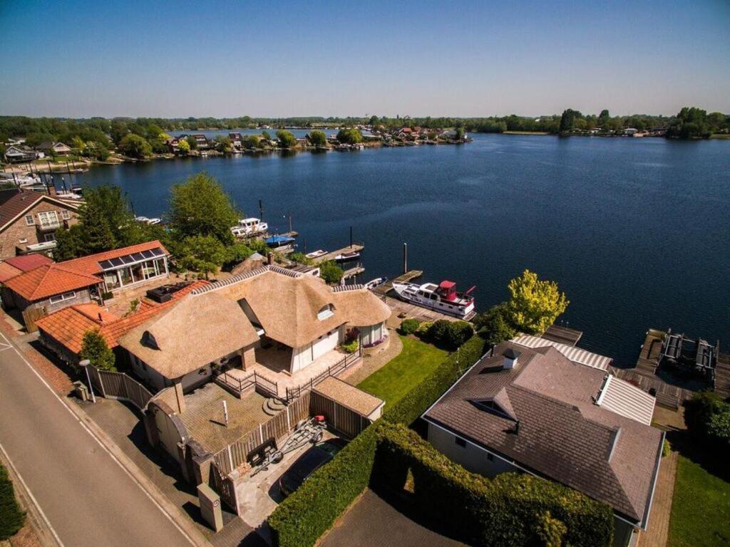 z góry widok na dom z jeziorem w obiekcie Nagtegaal 2 w mieście Veen