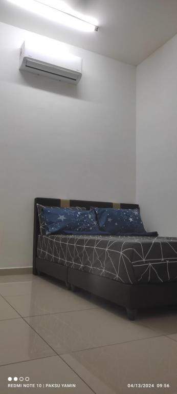 Ce lit se trouve dans un dortoir doté d'une lumière sur le mur. dans l'établissement D,muara kasih homestay, à Padang Serai