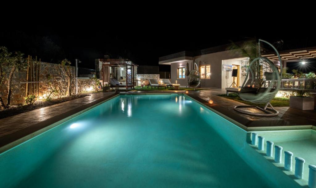 Bazén v ubytovaní Villa Lady Dafni with private heated pool alebo v jeho blízkosti