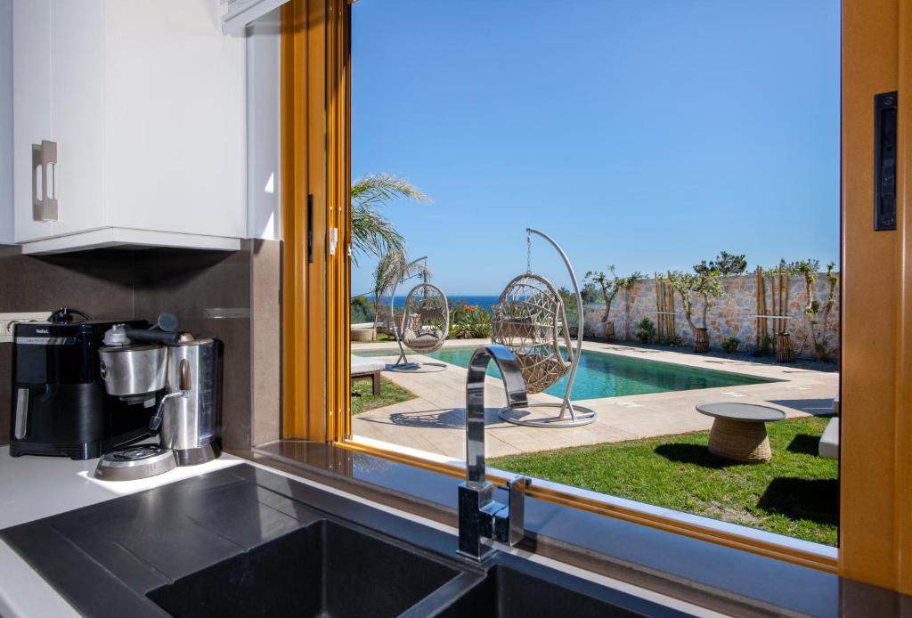 Bazén v ubytovaní Villa Lady Dafni with private heated pool alebo v jeho blízkosti