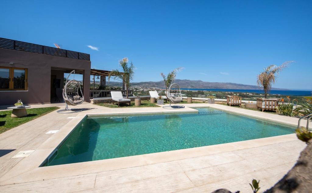 Bazén v ubytovaní Villa Lady Dafni with private heated pool alebo v jeho blízkosti