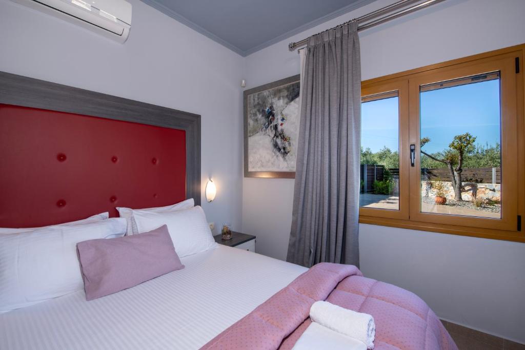 Posteľ alebo postele v izbe v ubytovaní Villa Lady Dafni with private heated pool
