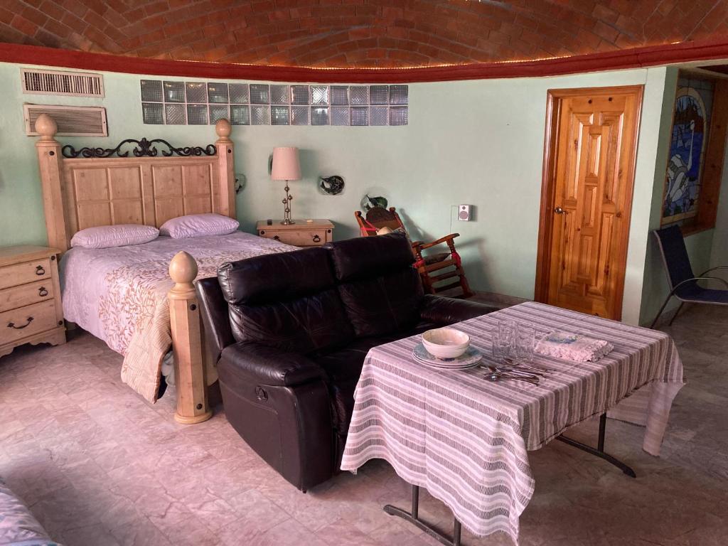 sypialnia z łóżkiem, stołem i krzesłem w obiekcie Habitación Privada Los Cabos w mieście Cabo San Lucas