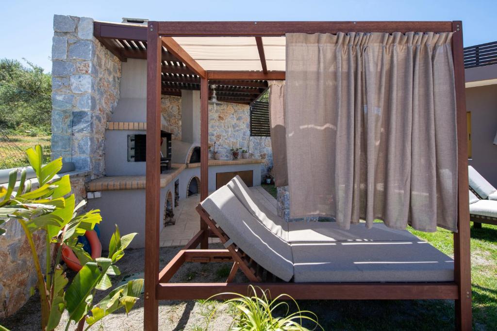 Patio alebo iná vonkajšia časť ubytovania Villa Lady Dafni with private heated pool
