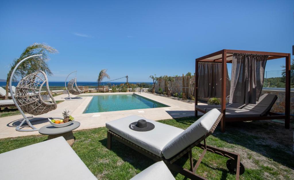 Bazén v ubytovaní Villa Lady Dafni with private heated pool alebo v jeho blízkosti