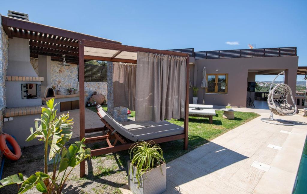 Vonkajšia záhrada v ubytovaní Villa Lady Dafni with private heated pool