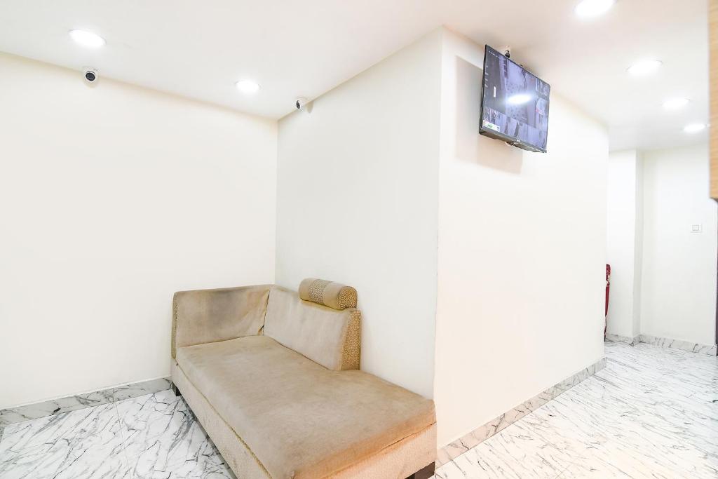 TV a/nebo společenská místnost v ubytování FabExpress SR Royale - Nr Sealdah Station