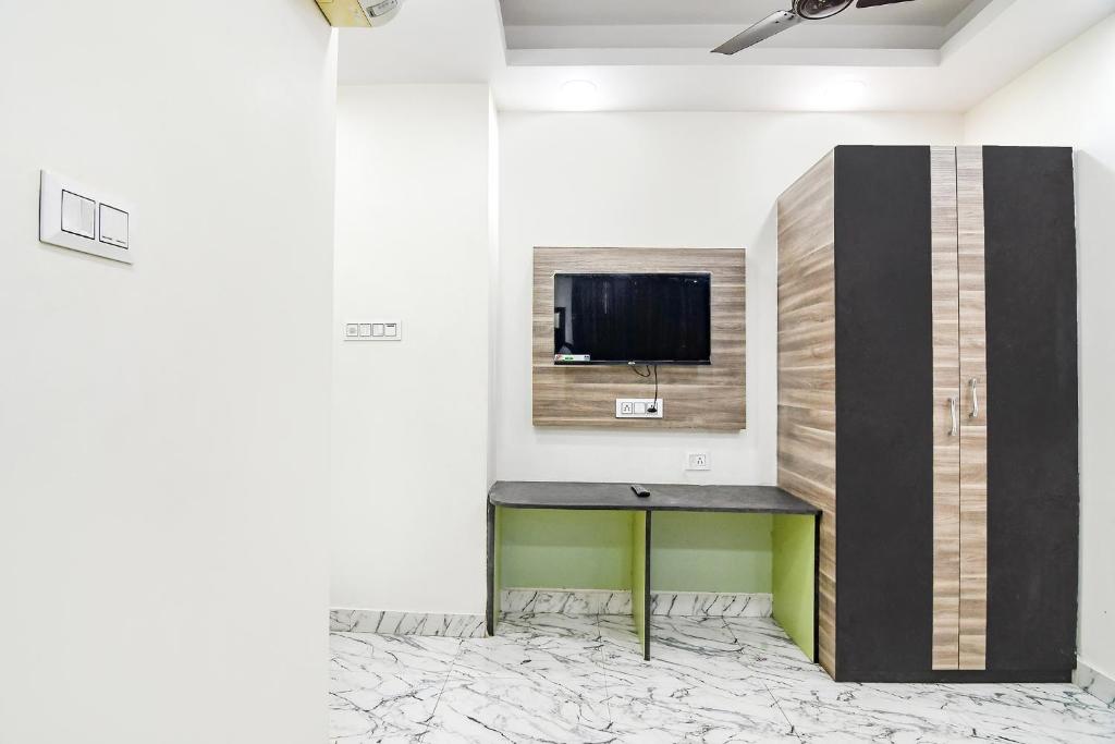 TV a/nebo společenská místnost v ubytování FabExpress SR Royale - Nr Sealdah Station
