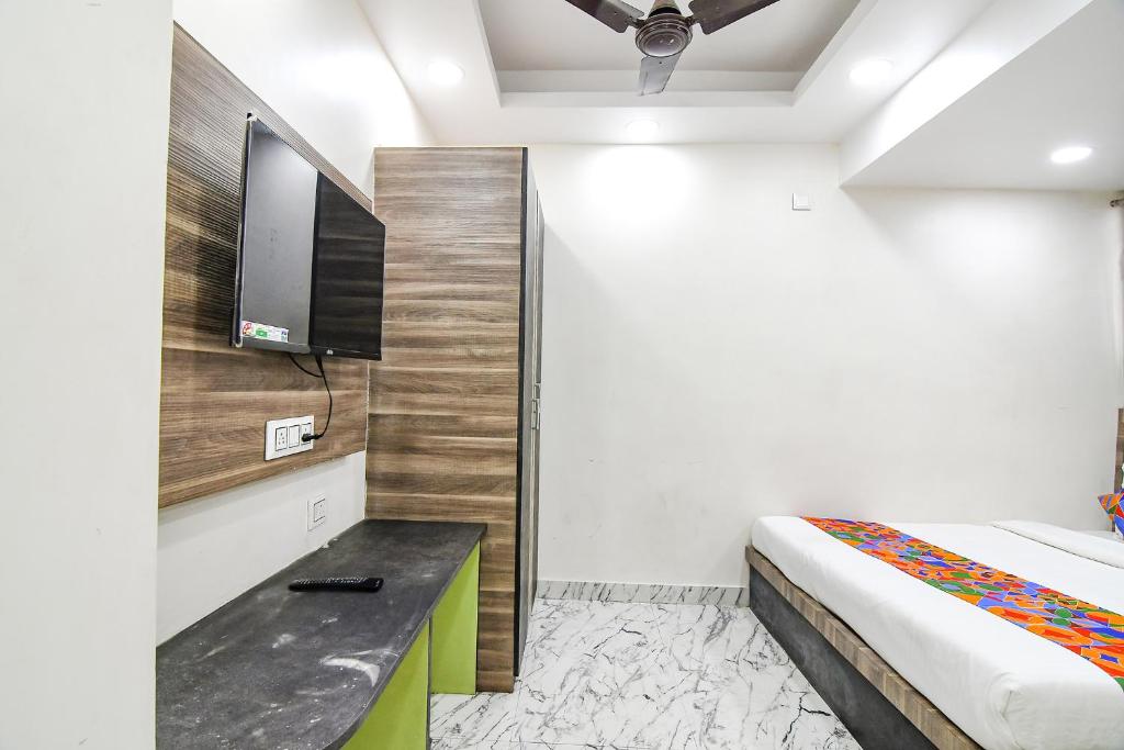 Postel nebo postele na pokoji v ubytování FabExpress SR Royale - Nr Sealdah Station