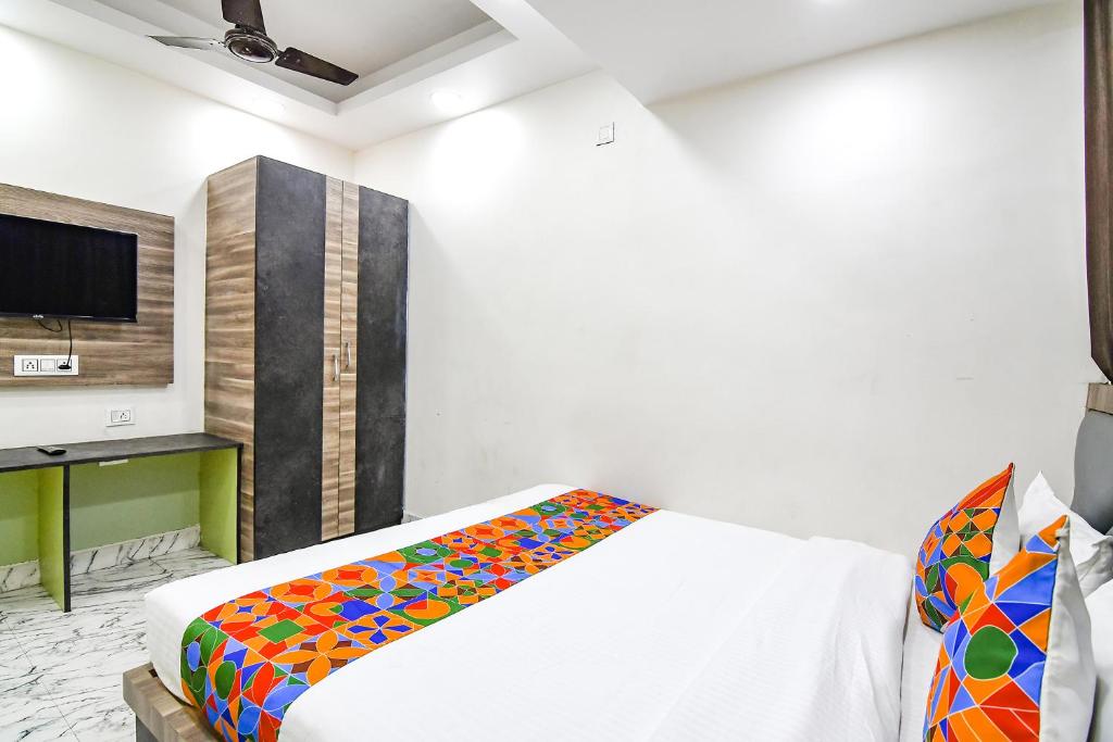 Postel nebo postele na pokoji v ubytování FabExpress SR Royale - Nr Sealdah Station