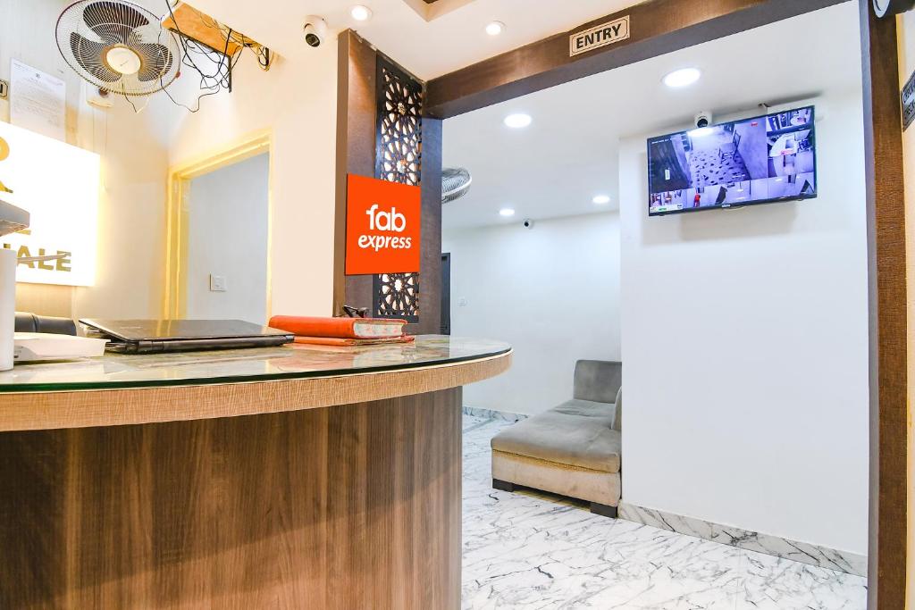 Kuchyň nebo kuchyňský kout v ubytování FabExpress SR Royale - Nr Sealdah Station