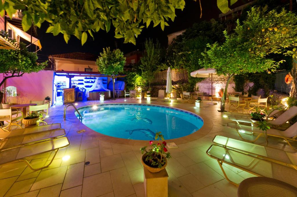 Bazén v ubytování Paradise Hotel nebo v jeho okolí