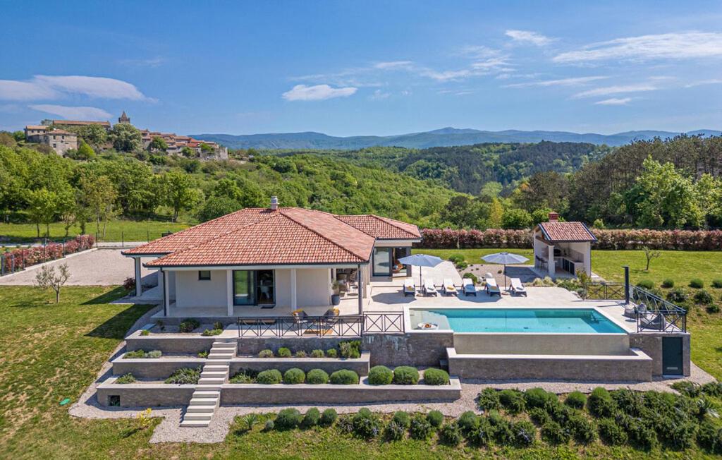 uma vista aérea de uma casa com piscina em NEW Villa Green Forest with wellness and outdoor salty pool em Hum