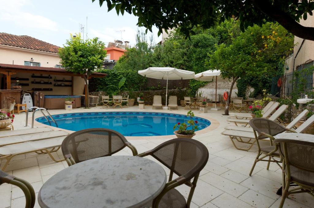 Bazén v ubytování Paradise Hotel nebo v jeho okolí