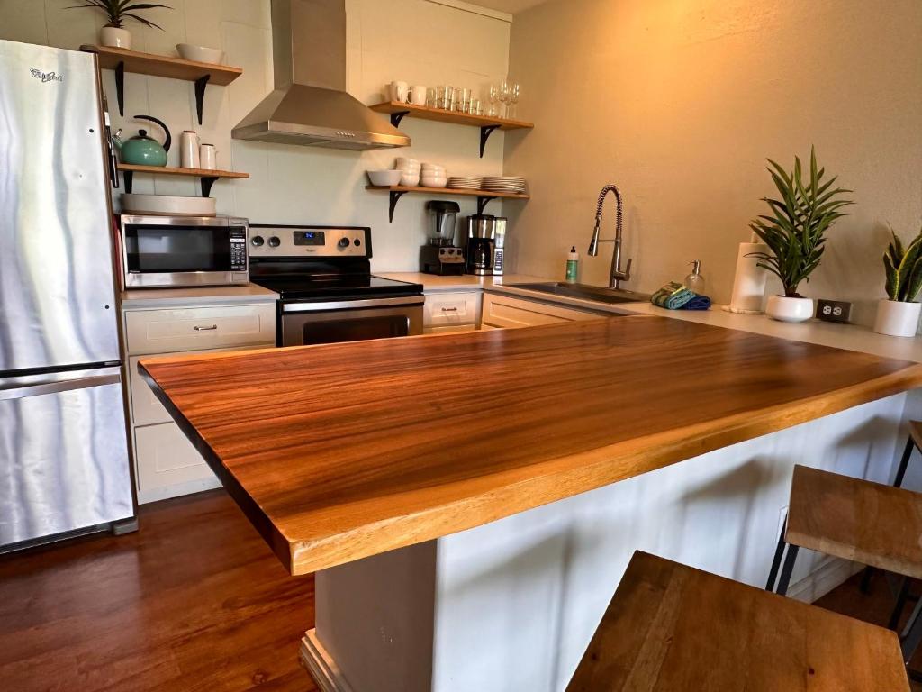 uma cozinha com uma bancada de madeira numa cozinha em North Shore of Maui - 2bd-2bath em Paia