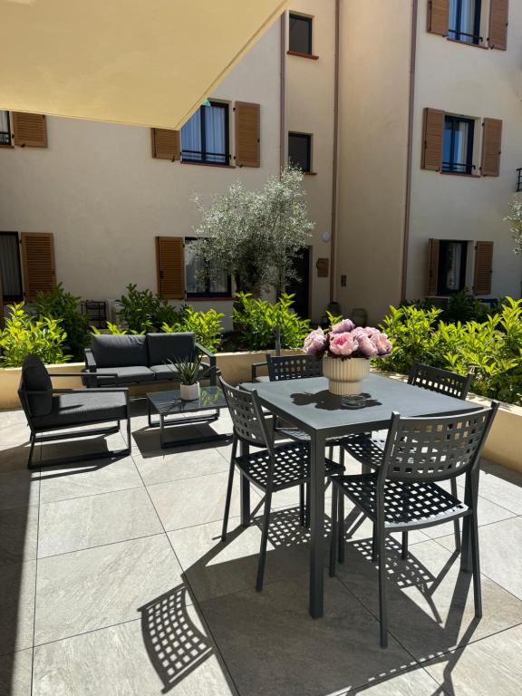 a patio with a table and chairs in a building at Résidence CATALINA in Saint-Florent