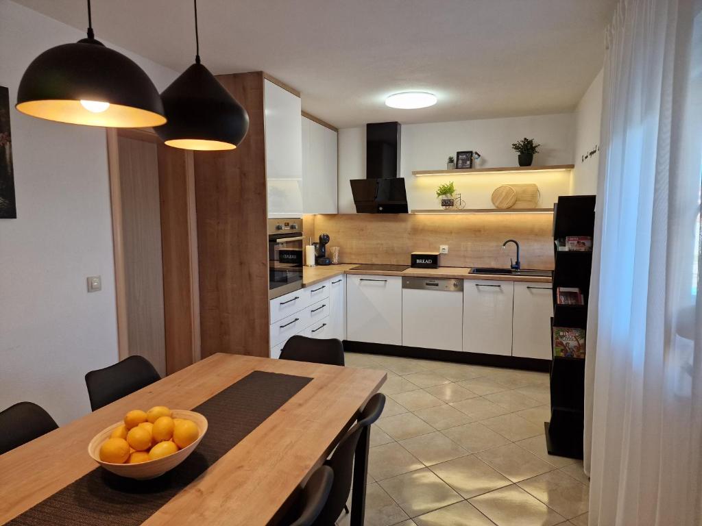 Kuchyň nebo kuchyňský kout v ubytování Holiday Home near Trogir