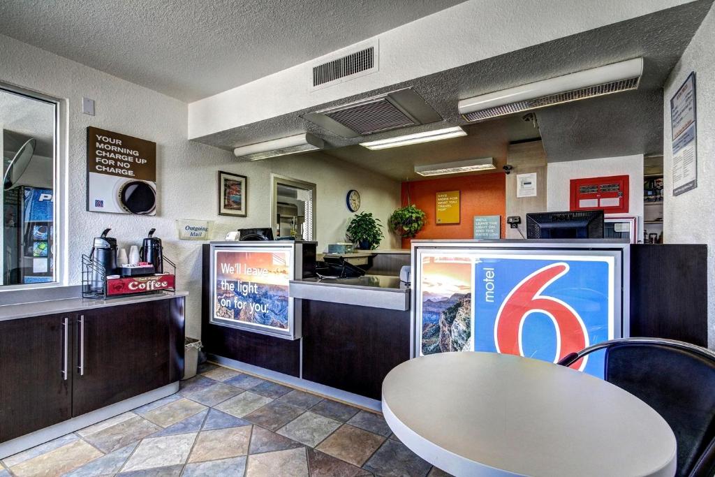Kuchyň nebo kuchyňský kout v ubytování Motel 6 Wells