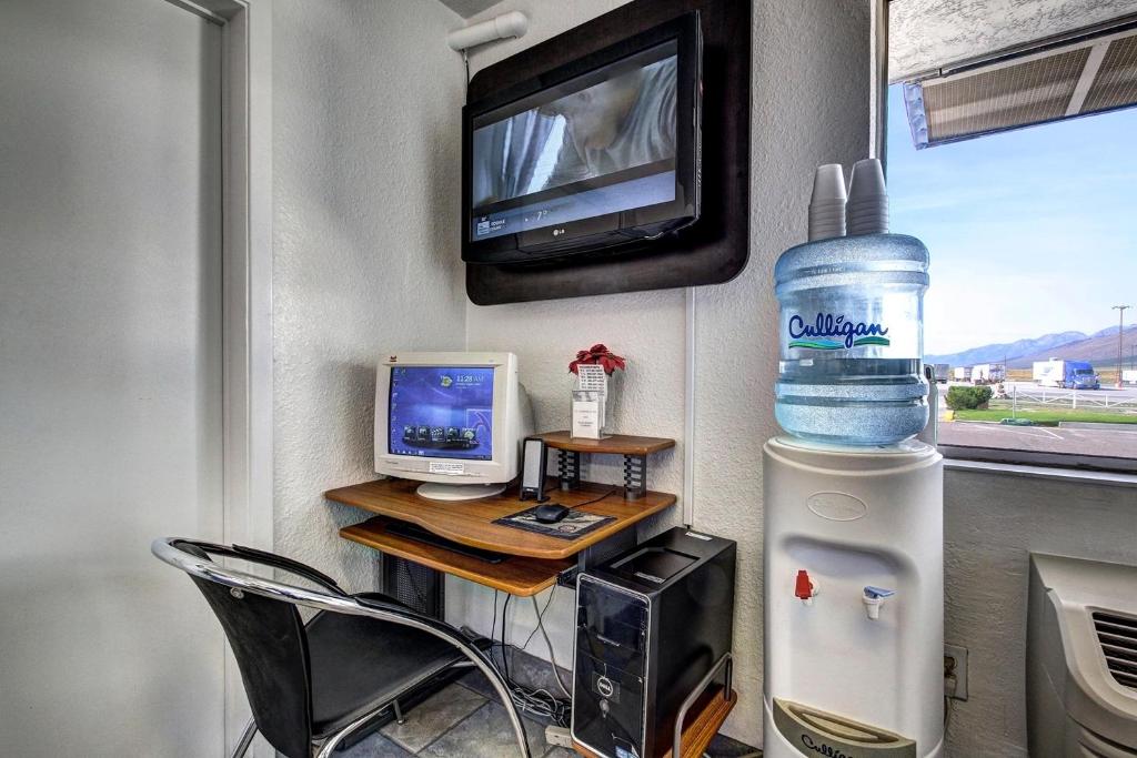 TV a/nebo společenská místnost v ubytování Motel 6 Wells