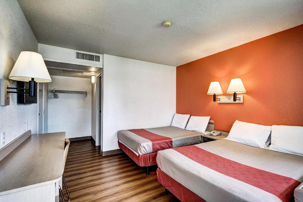 Postel nebo postele na pokoji v ubytování Motel 6 Wells