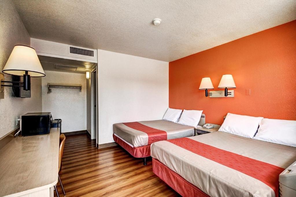 Postel nebo postele na pokoji v ubytování Motel 6 Wells