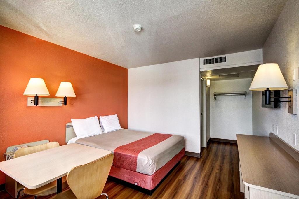 Postel nebo postele na pokoji v ubytování Motel 6 Wells