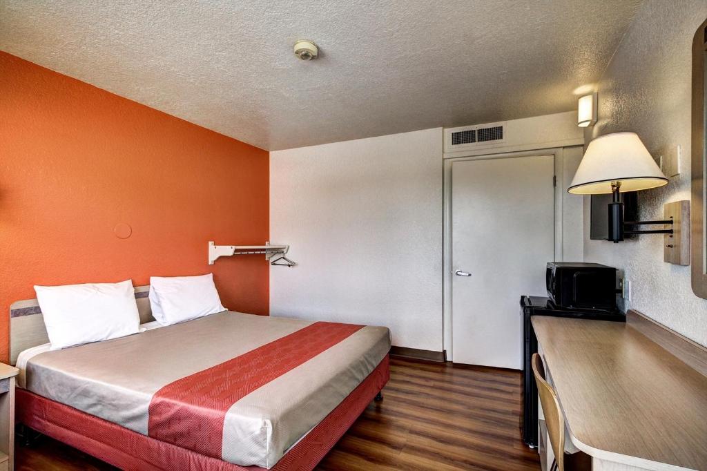 Postel nebo postele na pokoji v ubytování Motel 6 Wells