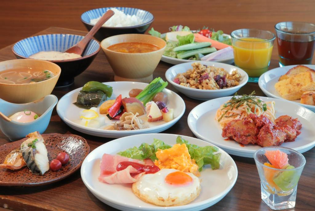 相模原的住宿－相模大野小田急世紀飯店，一张木桌,上面放着食物盘