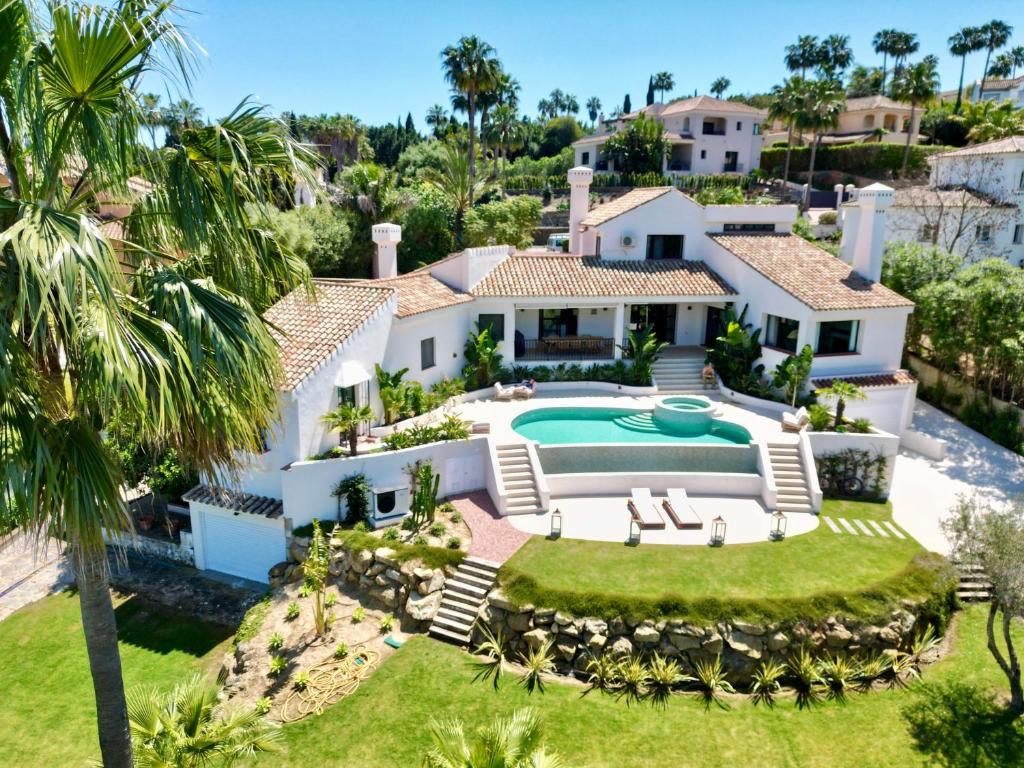 - une vue aérienne sur une maison avec une piscine dans l'établissement Villa Kahuna Sotogrande, à Sotogrande