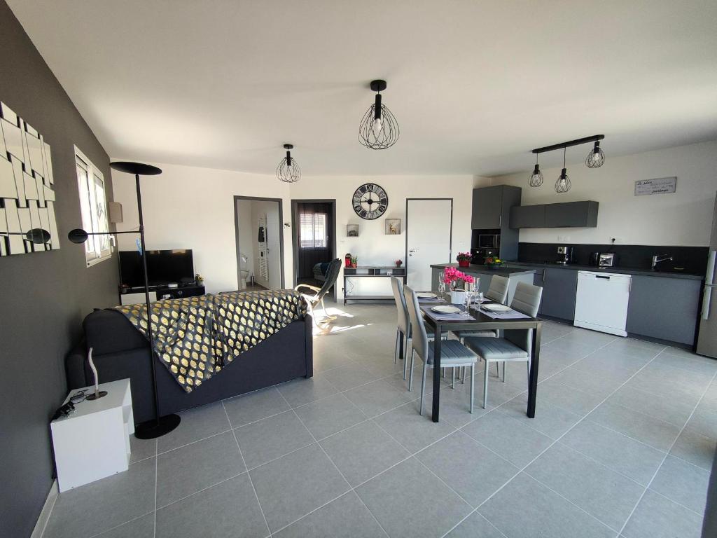 un salon avec un canapé et une table avec des chaises dans l'établissement Perroquet & Koala 2 logements 10min du zoo de Beauval et proche château, à Saint-Romain-sur-Cher